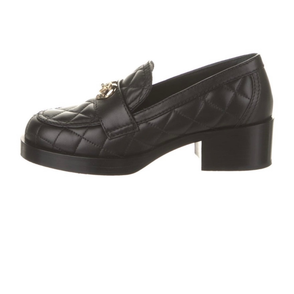 Chanel interlocking CC logo quilted leather